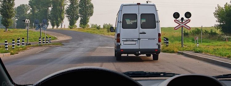 Поезд ушёл — обгонять боятся только перестраховщики: они и проваливают экзамен по ПДД с вероятностью 73%