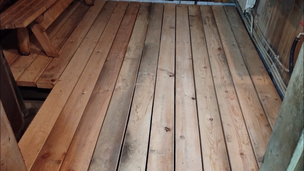 3 копеечных ингредиента — и полы в бане никогда не загниют: домашнее средство, которое заменит все покупные аналоги