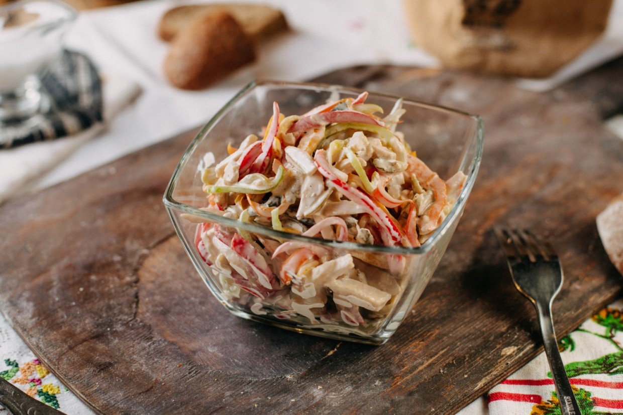 Забыла про «Мимозу»: готовлю лёгкий салат с кальмарами, который мужчины на работе приготовили за 5 минут