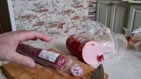 Больше никакой липкости: как правильно хранить колбасу после вскрытия, чтобы она оставалась свежей неделю