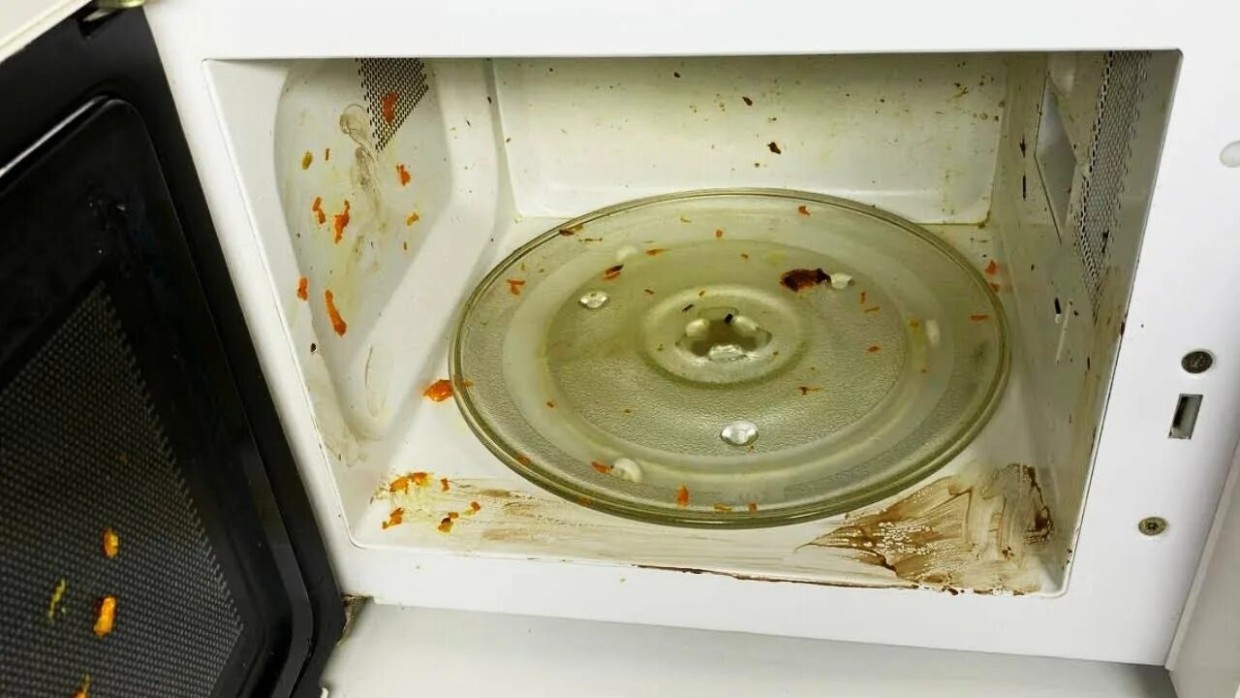 Забудьте про химию: чистим микроволновку домашним составом — отмоет любые загрязнения