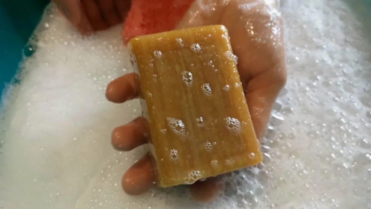 Кухонные полотенца засияют: хитрость опытных хозяек — хозяйственное мыло и полторы минуты времени