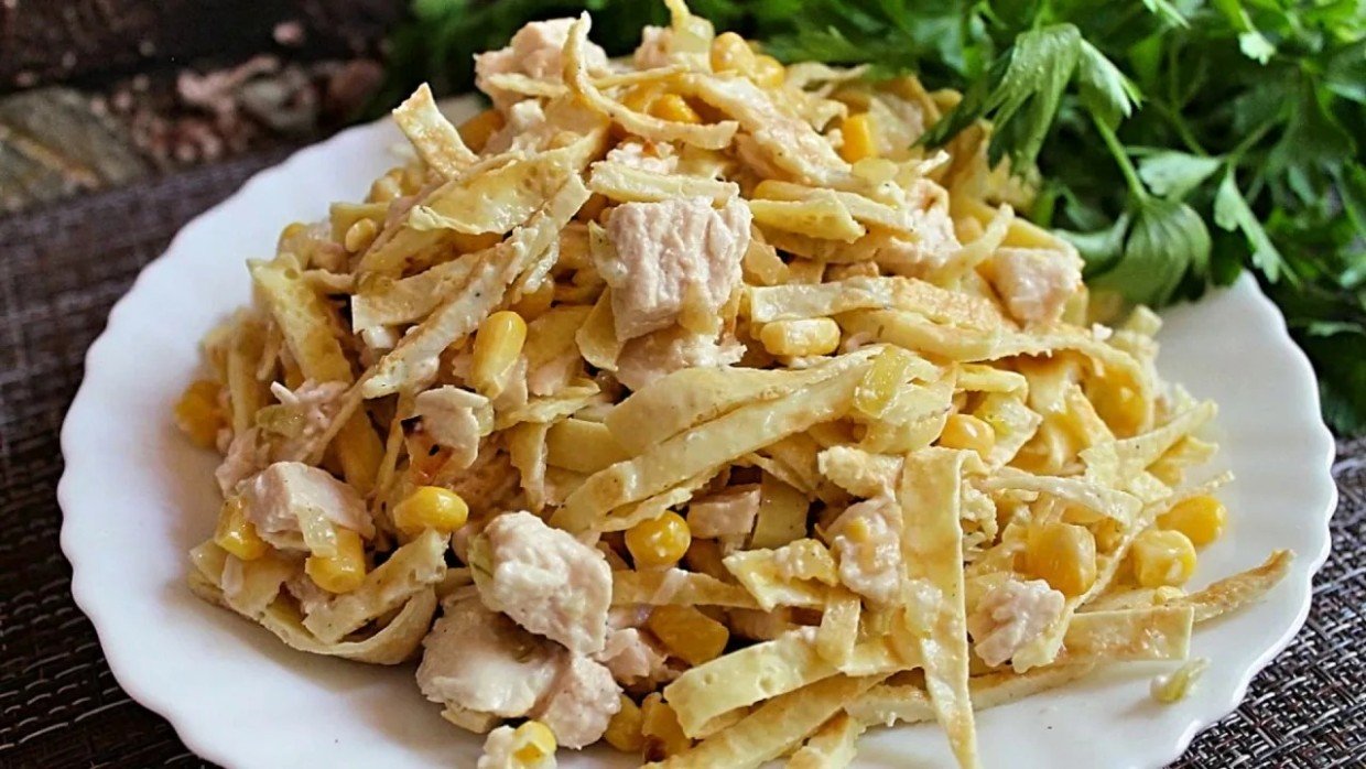 Забудьте про Оливье: готовим салат «Дама с характером» с жареным мясом и блинчиками