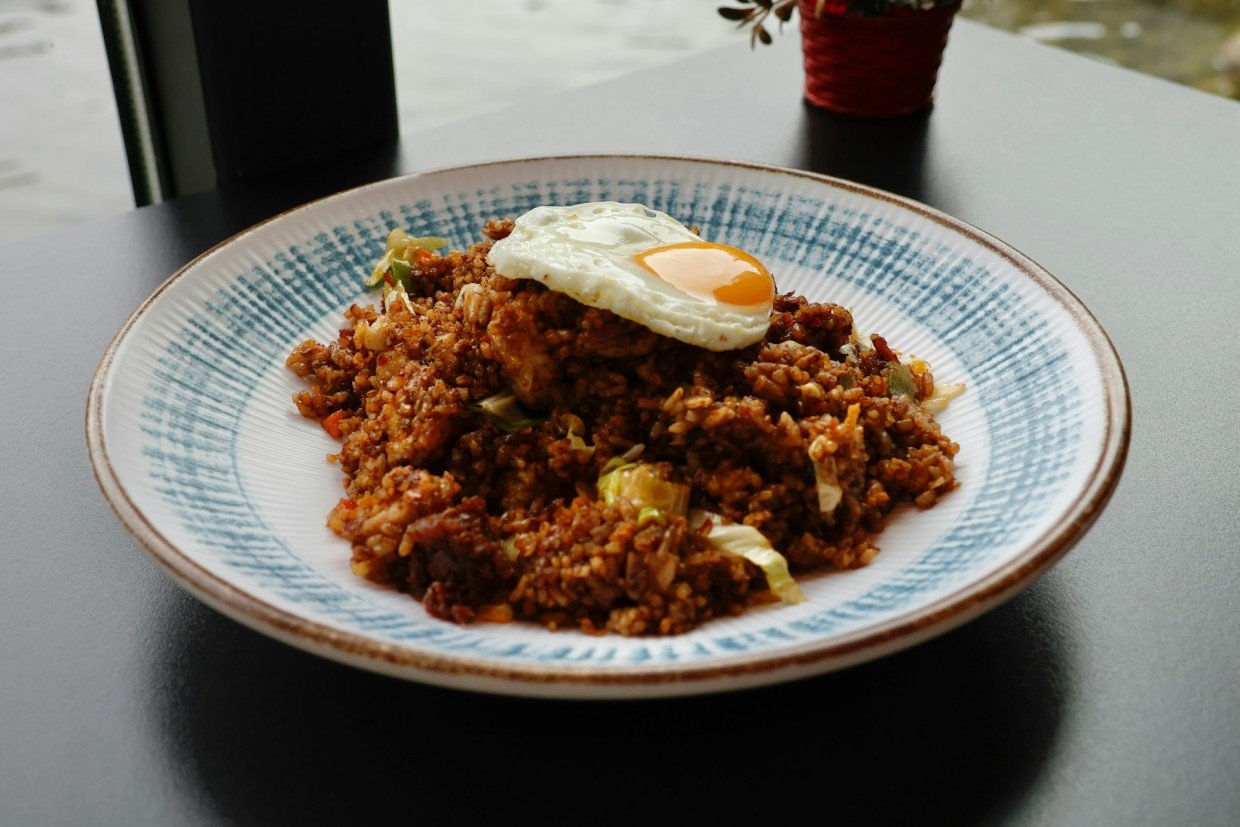 И гостям подать не стыдно — этот рис на гарнир настолько вкусный, что съедается на раз-два, рецепт уже внутри