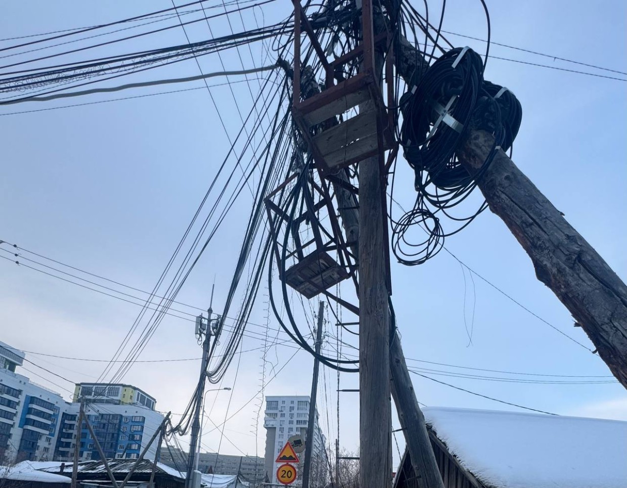 В Якутске незрячая женщина зацепилась за провода