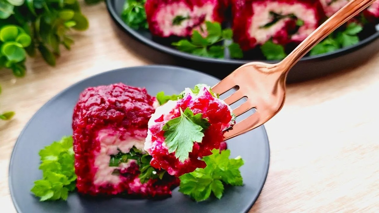 Пикантная свёкла с хрустящим беконом: яркая закуска, которая заставит гостей просить добавки