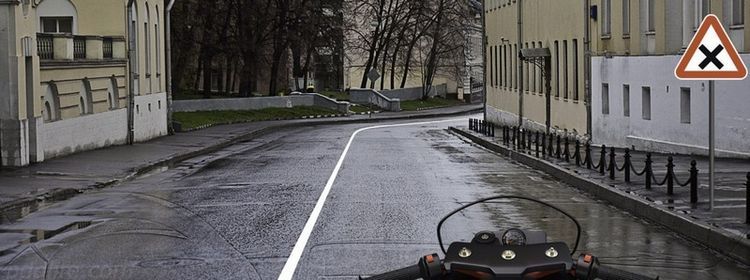 Выскочили на перекрёсток — не забудьте пропустить: тот, кто забыл об этом на экзамене по ПДД, рискует остаться без прав с вероятностью 99%