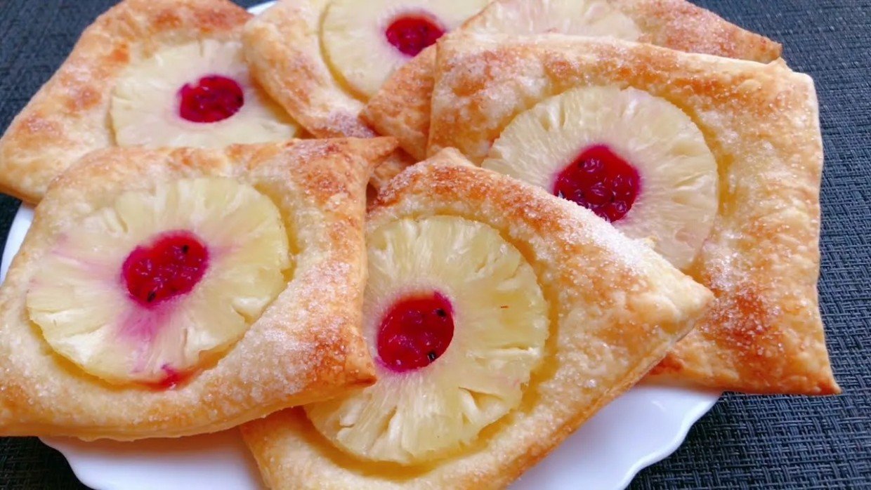 Секрет идеального чаепития: готовим хрустящие слойки с ананасом и корицей за считанные минуты