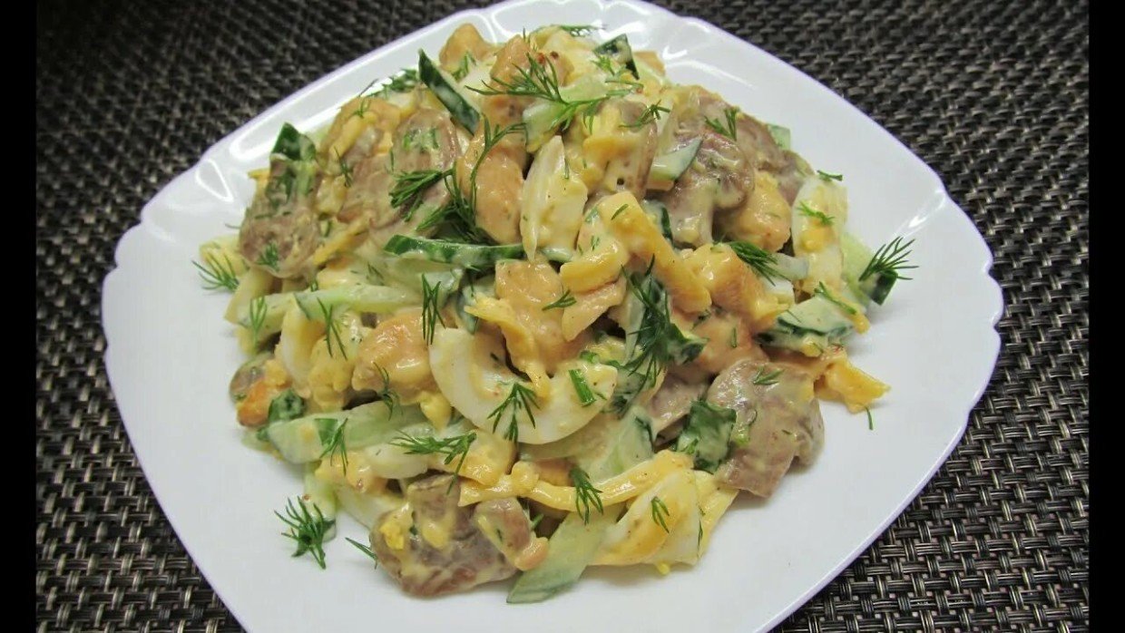 Легенда семейных застолий — салат с курицей и грибами: можно есть и тёплым, и холодным