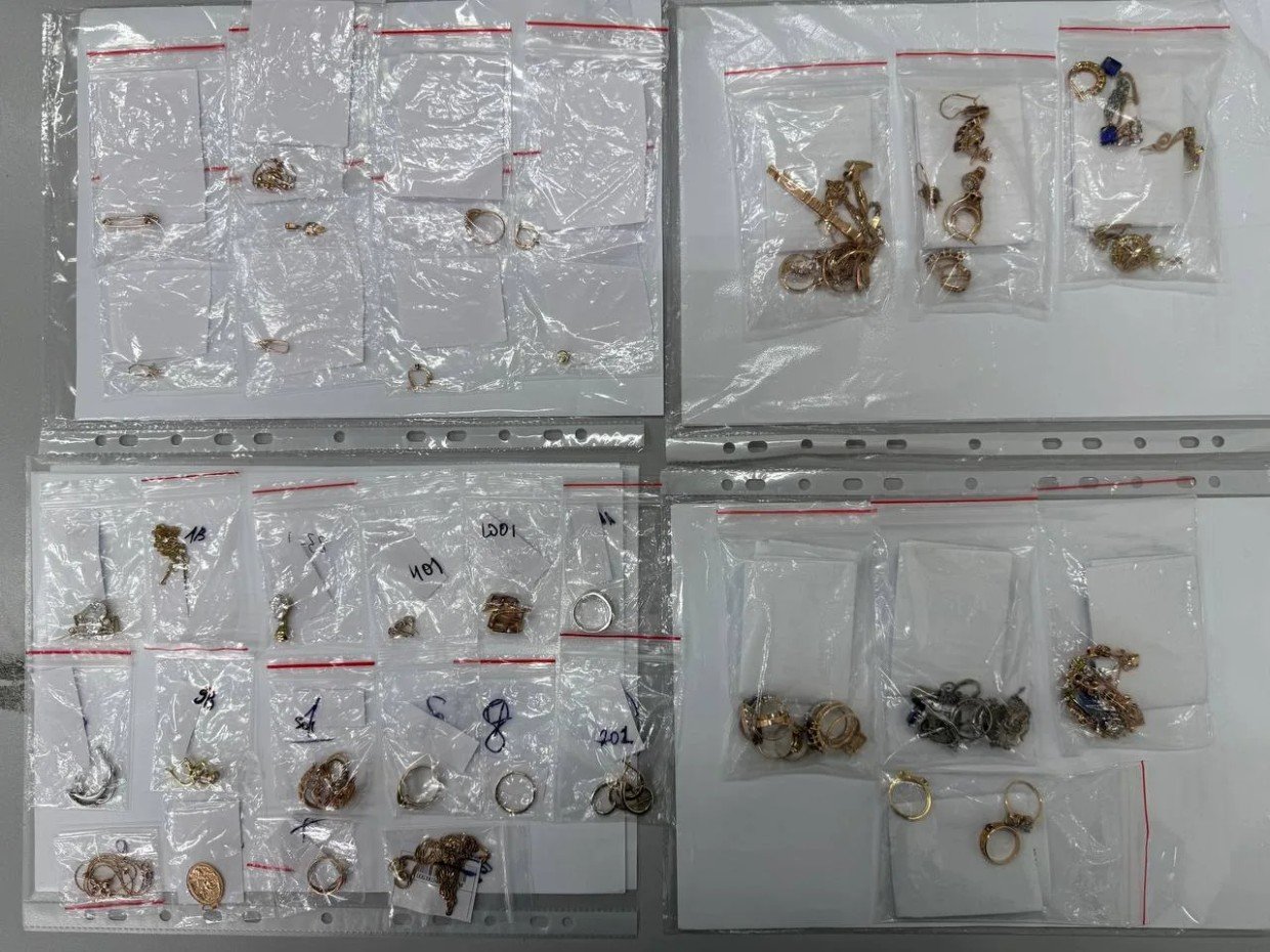 Юноша из Мирного, следуя указаниям мошенников, сдал ювелирные украшения матери в ломбарды