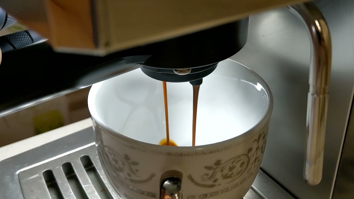 Кофейная культура: зачем с эспрессо подают воду — и как правильно это пить