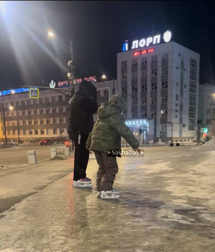 Каток вместо тротуара. В Якутске блогер вывела детей кататься на проспект Ленина