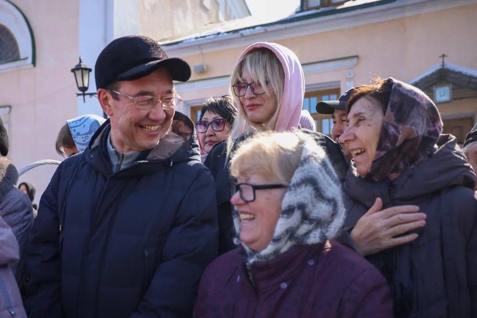 Глава Якутии освятил пасхальные куличи в Преображенском соборе