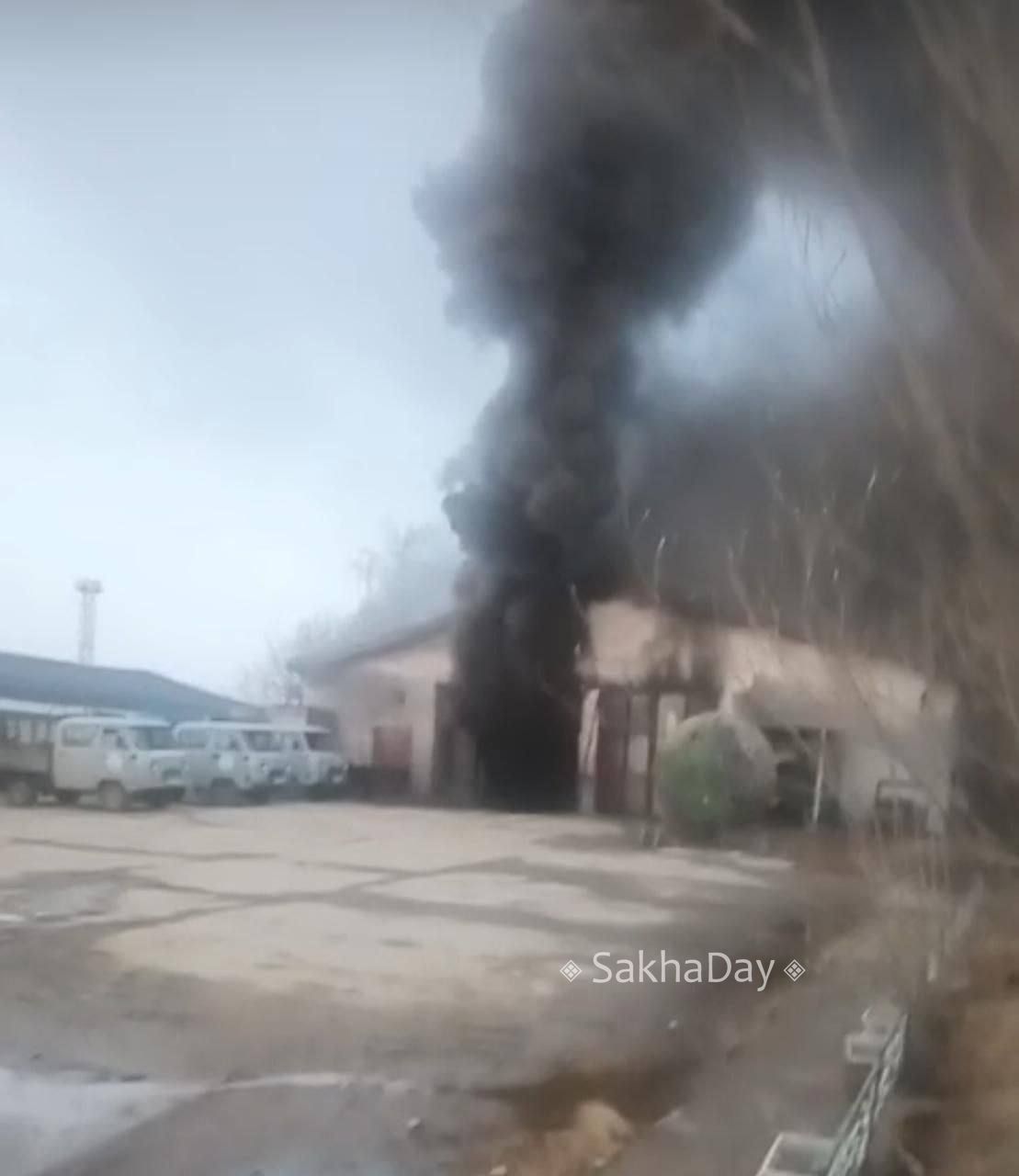 В Якутске произошел пожар в гараже МУП "Жилкомсервис"