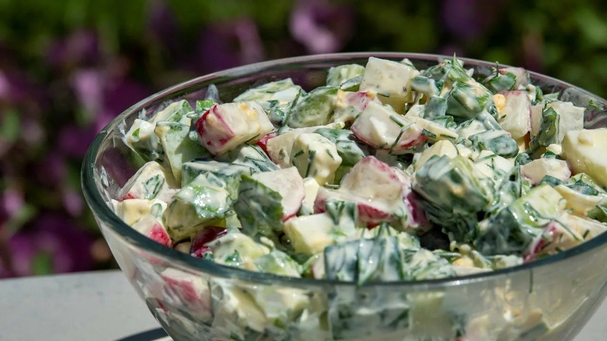 Забудьте о майонезе: секретная заправка превратит обычный салат из редиса в ресторанный шедевр