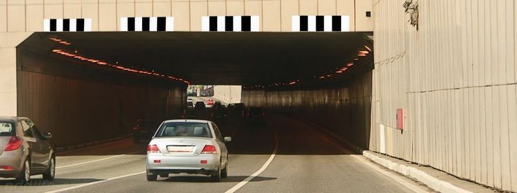 Черно-белые полосы над головой — непростой такой декор: вопрос экзамена ПДД, где опасность висит буквально сверху, и 49% сдававших её недооценили