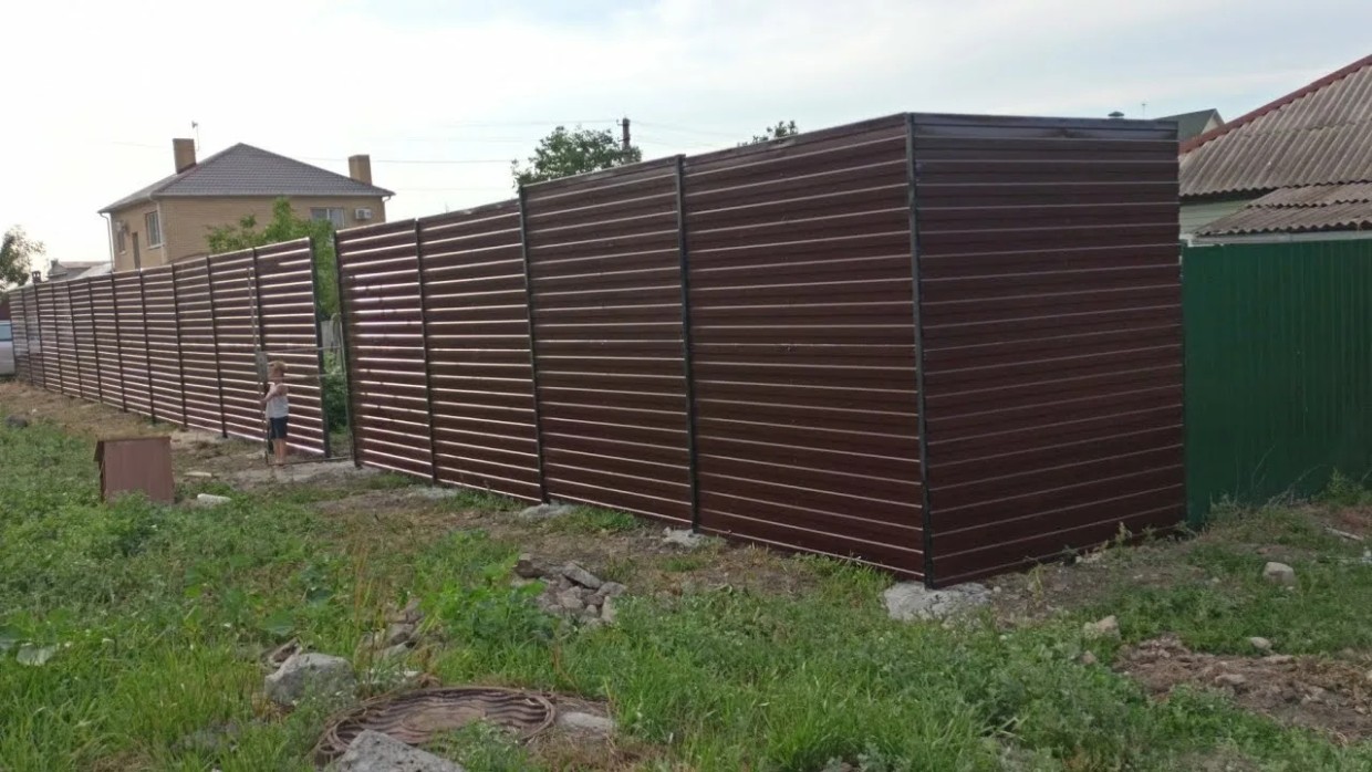 Главная ошибка при установке забора: почему «красивая» сторона внутри участка опасна для дома