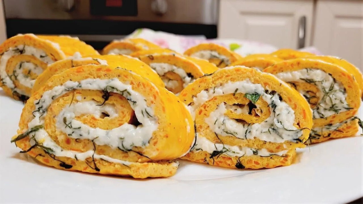 Очень красивый и вкусный: яичный рулет с сырной начинкой — быстрый перекус из того, что всегда под рукой