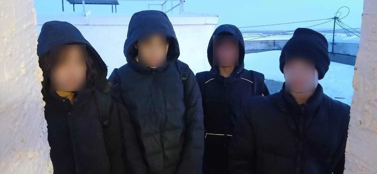 В Якутске спасатели эвакуировали детей с крыши многоэтажки