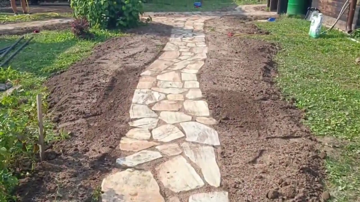 Бетон и арматура — прошлый век: 3 варианта садовых дорожек, которые держатся десятилетиями