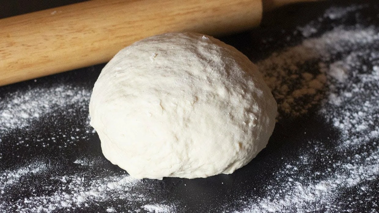 Пицца-пятиминутка: как приготовить идеальное тонкое тесто на йогурте без дрожжей и долгого ожидания