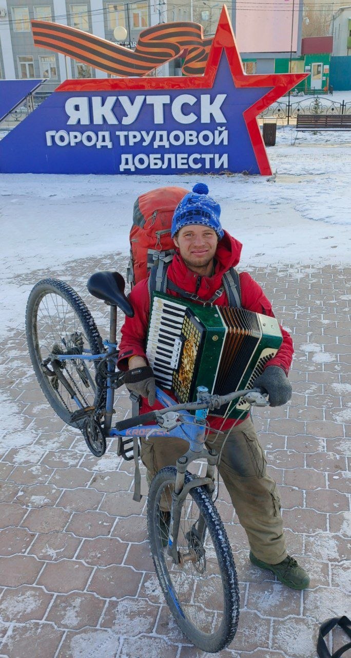 "Выезжал чистый, приехал, как штукатур!". Велосипедист с аккордеоном снова в Якутске