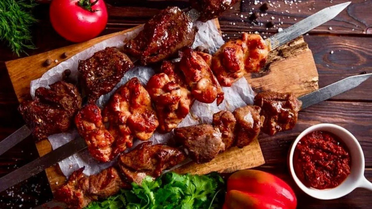 Никакого уксуса и лука: «хмельной» маринад для шашлыка, который дает аромат свежего хлеба и нереальную сочность