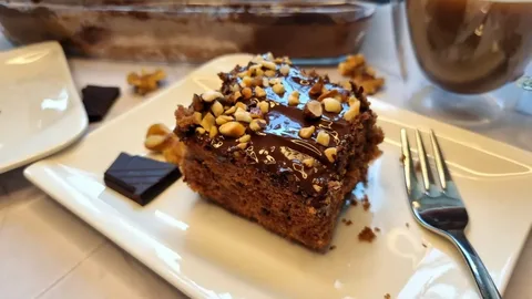 Шоколадно-ореховый пирог с лимонным сиропом: рецепт, который соберёт всю семью за одним столом