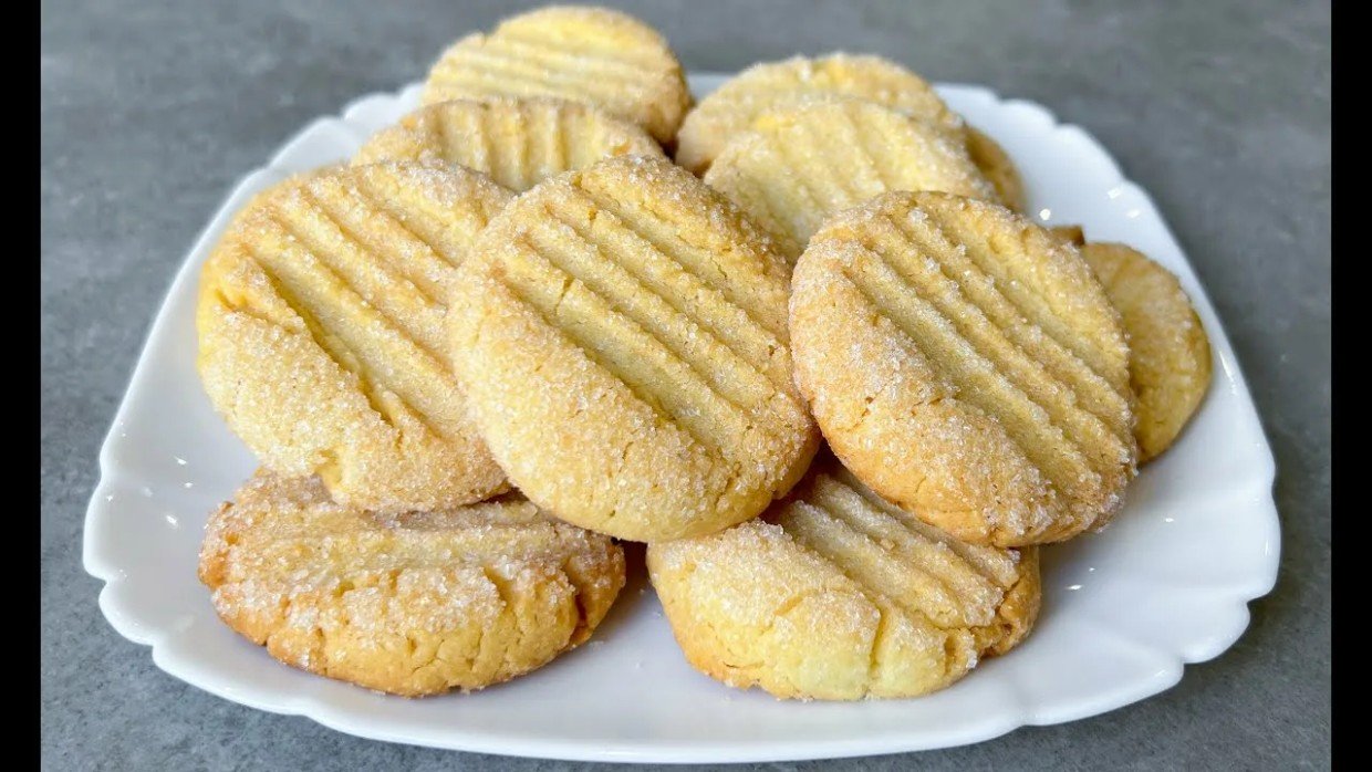Духовка не нужна: готовим гору рассыпчатого печенья на сметане прямо на сковороде за 15 минут