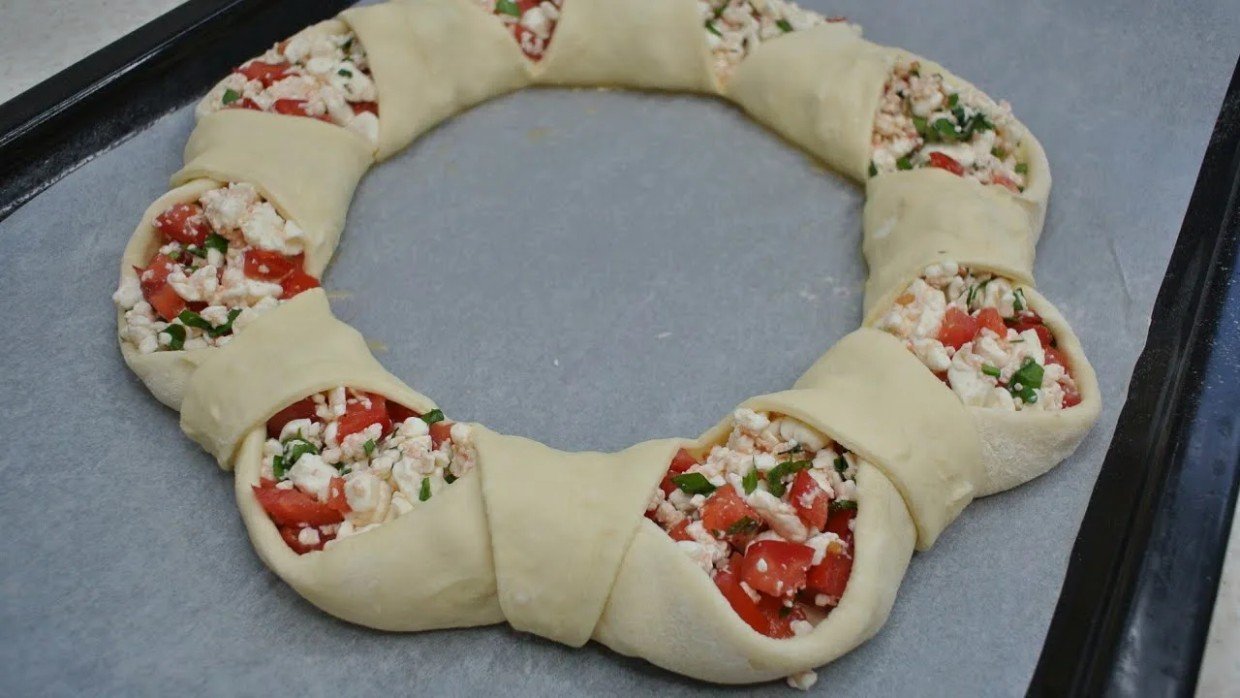 Эффектнее пиццы, а готовится за 5 минут: рецепт сытного «пирога-венка» из слоёного теста