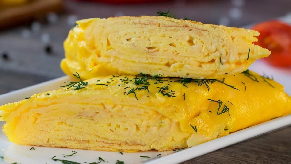 Завтрак как в лучшем кафе: готовим горячие гренки с омлетом и сыром на одной сковороде за 5 минут