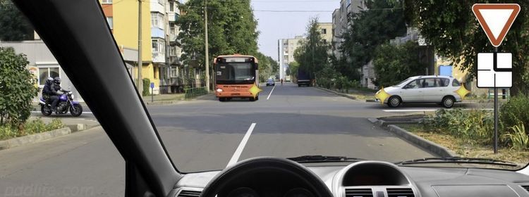 Главная дорога опять не ваша — езда прямо вообще ничего не упрощает: 38% ошибок на экзамене по ПДД