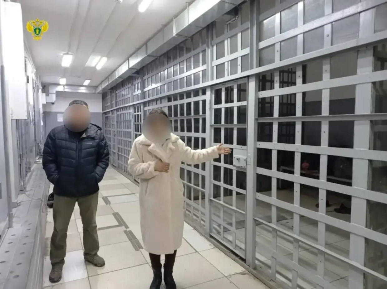 "Нанесла не менее шести ударов". В Якутске женщину отправили в колонию за нападение на полицейского и порчу имущества