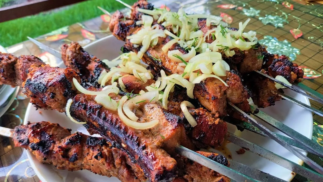 Секрет идеального шашлыка от Константина Ивлева: как замариновать свиные рёбрышки за 15 минут и зачем заворачивать шампуры в фольгу