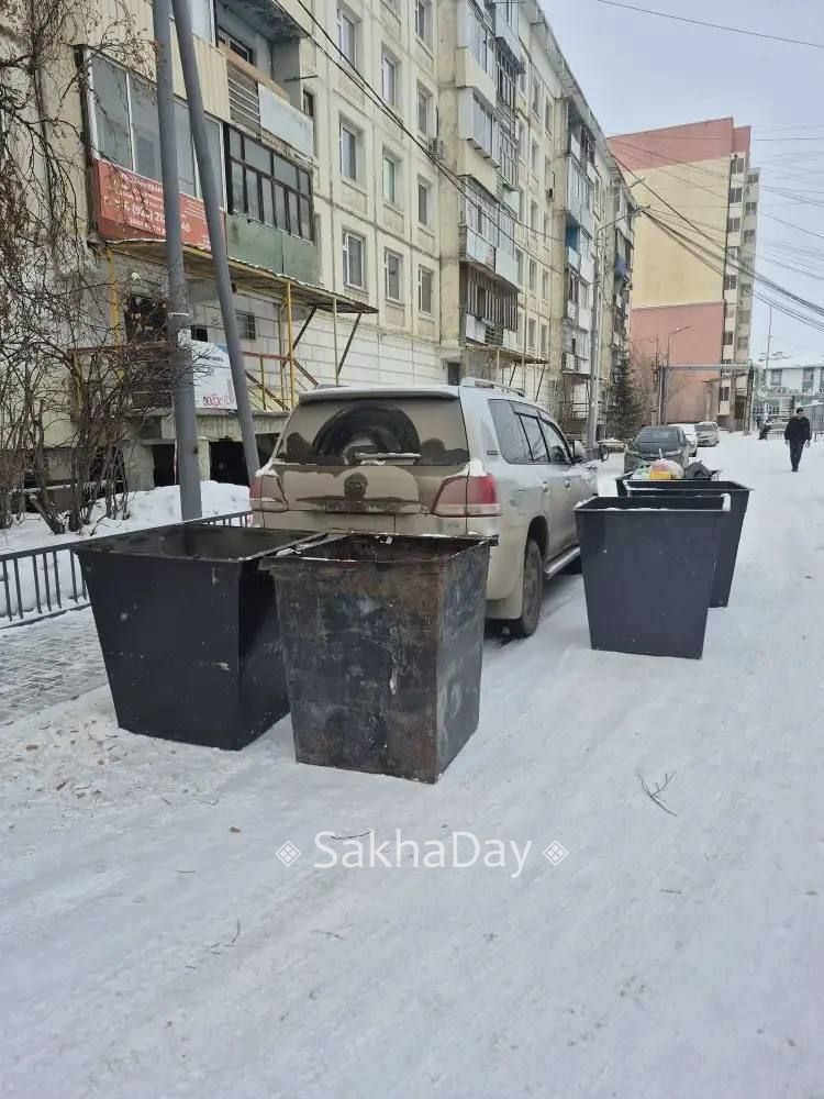 Фотофакт: В Якутске внедорожник оказался в плену мусорных баков