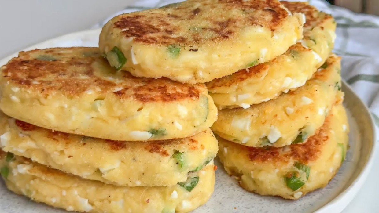 Разбирают прямо со сковороды: румяные пирожки с луком и яйцом — готовятся 5 минут