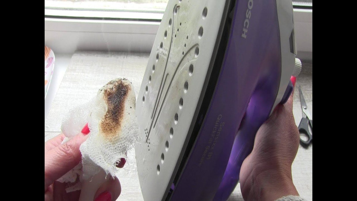 Не спешите покупать новый: убираем нагар с утюга за 5 минут — понадобится 1 аптечное средство