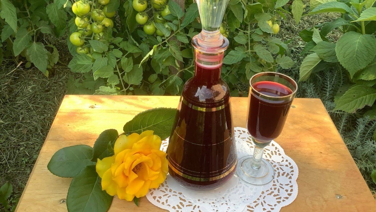 4 ингредиента и неповторимый вкус: делаем нежную вишнёвую наливку — пить можно уже на следующий день