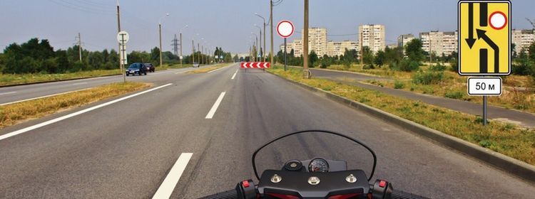 Жёлтый фон — все по-взрослому: вопрос экзамена по ПДД, где знак заведомо уводит совсем в другую сторону, 58% из-за этого ошиблись