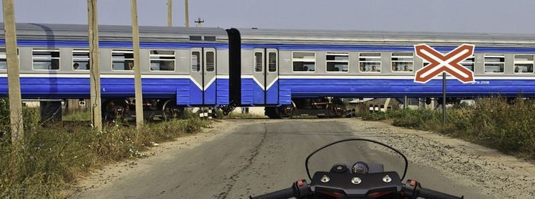 Рельсы любят уважение — уважение измеряется в метрах: вопрос экзамена ПДД, где не справляются 47%