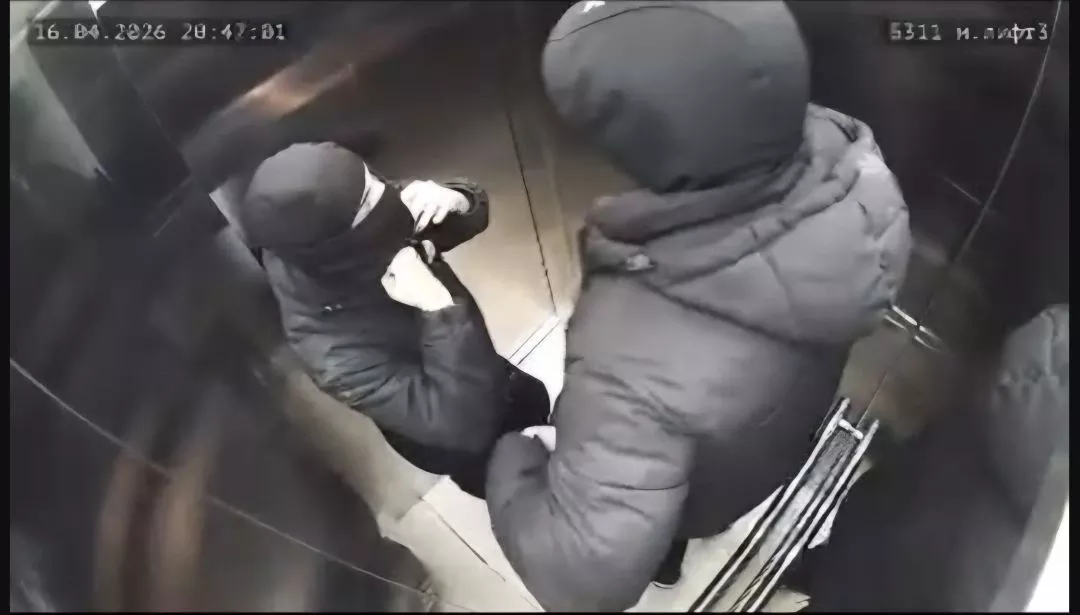 В Якутске неизвестные в черных масках зашли в жилой дом