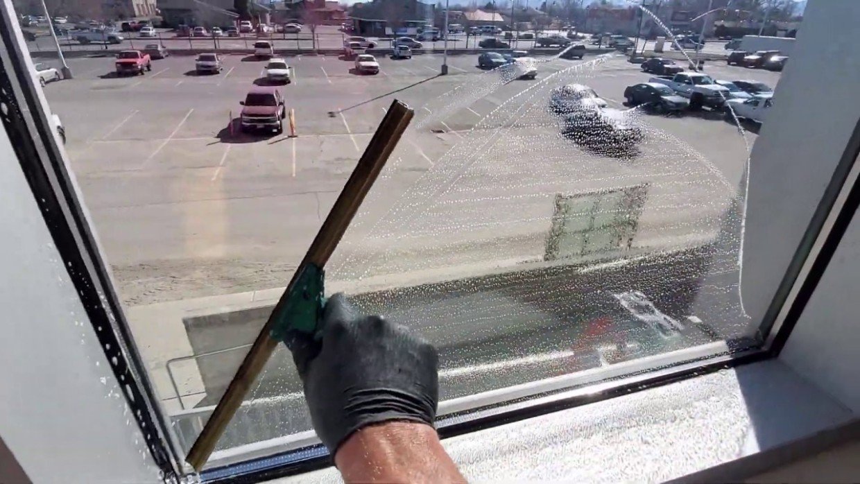 Чистые окна за 15 минут: хитрый алгоритм мытья поверхностей — 8 шагов до идеального блеска