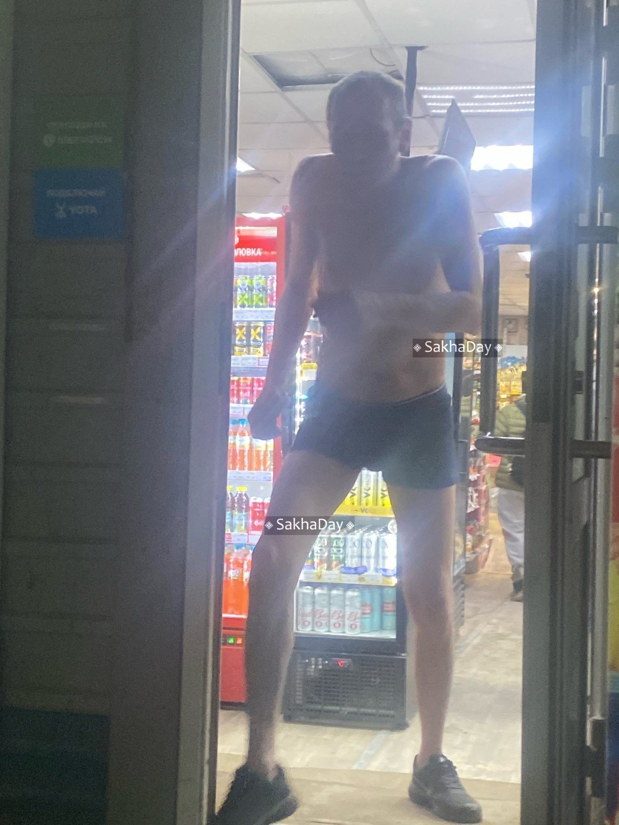 Фотофакт: Полураздетый мужчина напугал продавцов магазина в Якутске