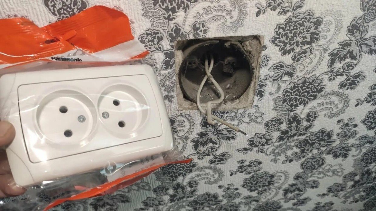 Решаем проблему раз и навсегда: как починить розетку, которая постоянно выпадает из стены