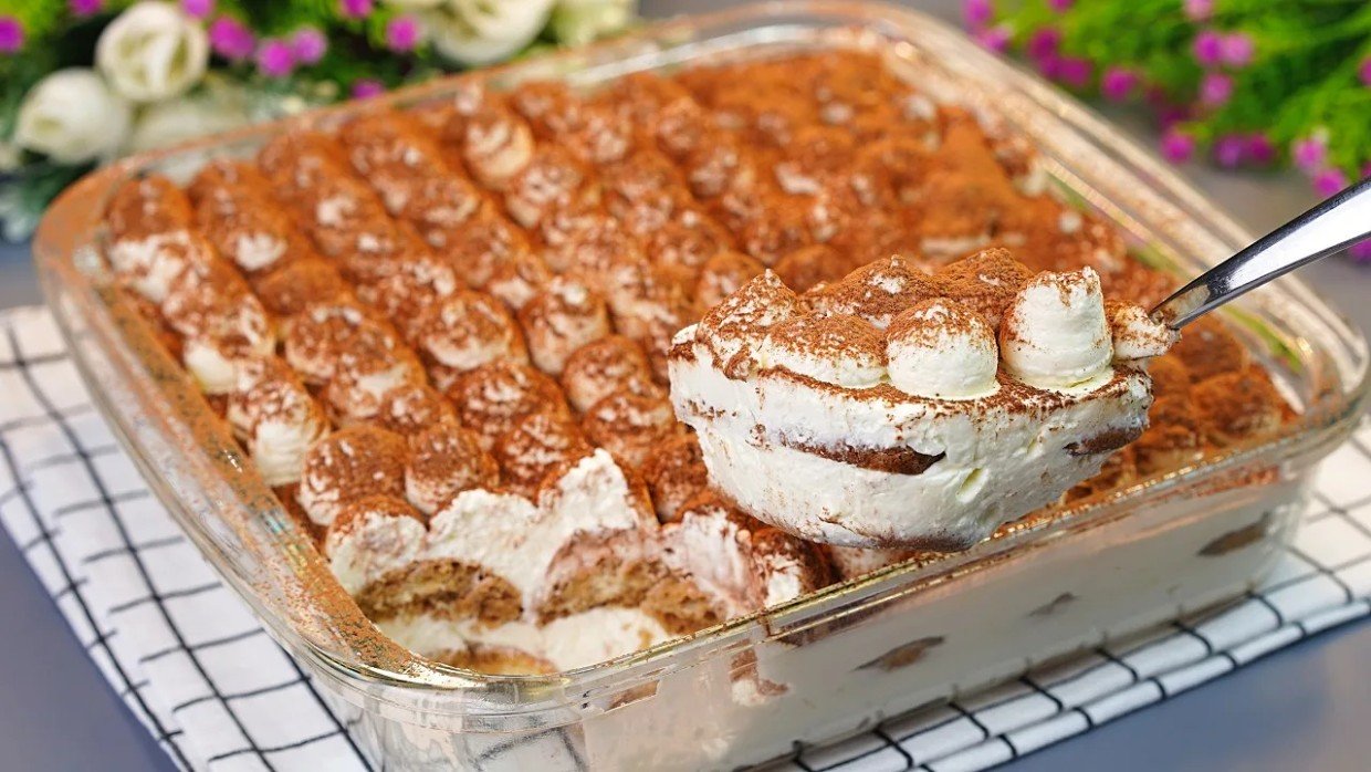 Заменит тирамису: ленивый торт из йогурта и крекеров за 10 минут без выпечки