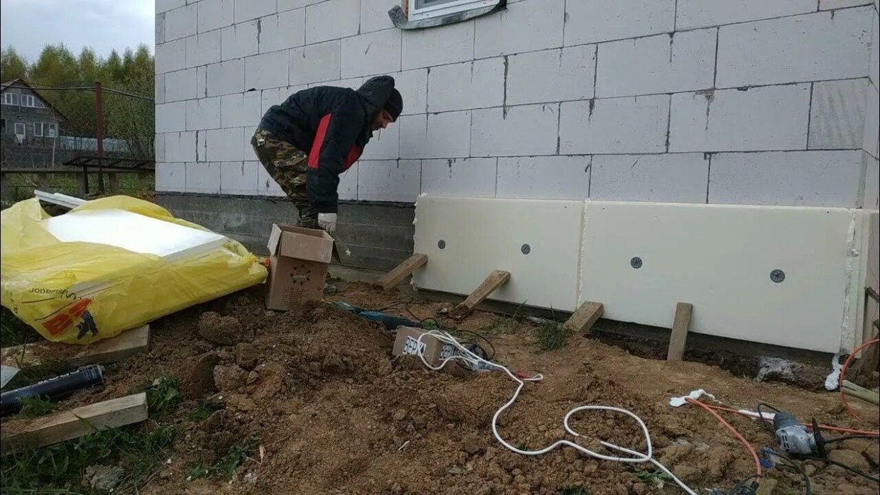 Обязательное действие или лишние траты: надо ли утеплять фундамент — всё зависит от его типа