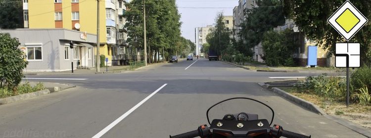 Главная дорога ничего вам не запрещает — не путайте приоритеты с запретами: вопрос экзамена ПДД, где 53% стопорятся и не знают, куда ехать