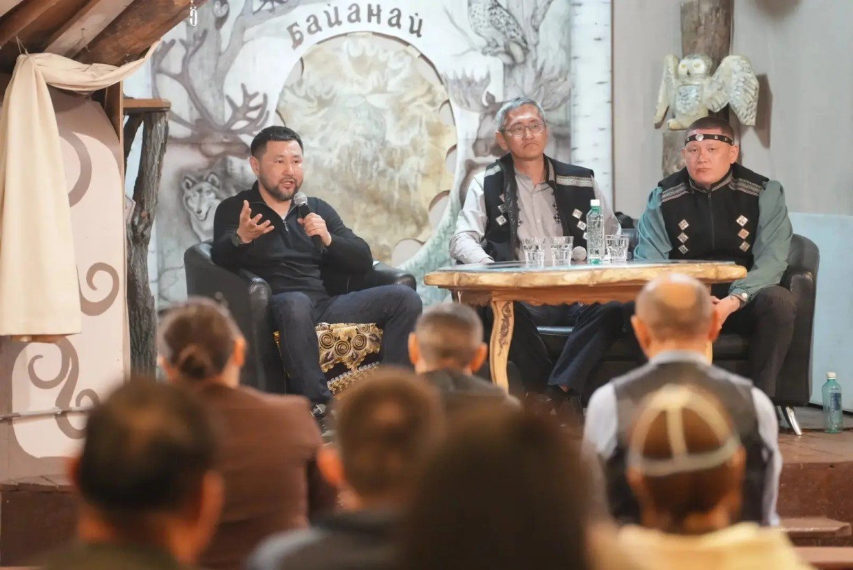 В Якутске прошла встреча мэра с горожанами по инициативе шамана Хордоҕой Бахсы