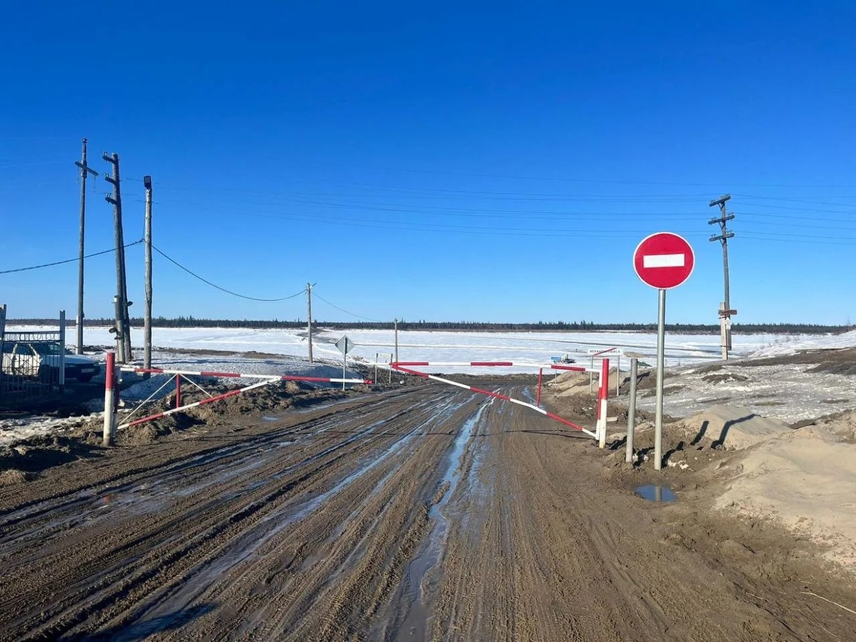 В Якутии закрывают главную ледовую переправу через Лену