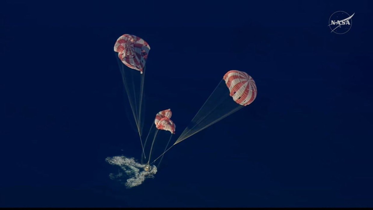 Корабль "Орион" с астронавтами лунной миссии Artemis II вернулся на Землю
